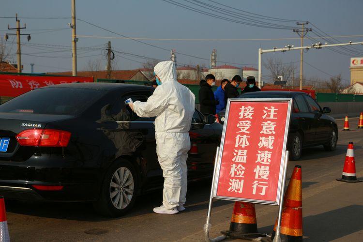 为居家隔离的自鄂返乡人员分发防护用品,同时认真讲解防护用品的正确